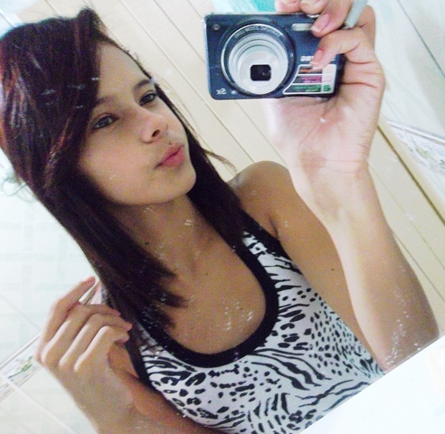 - E pra você que me odeia,trago no rosto um sorriso sarcástico, um olhar cínico e nos lábios a palavra foda-se! *-*