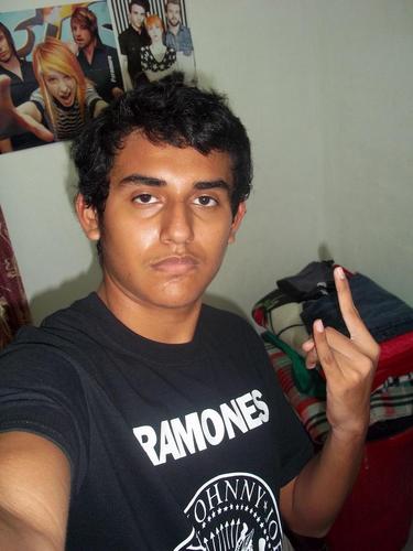 de que sirve vivir si no disfrutas de las buenas cosas de la vida en ellas la musica =) Paramore,Coldplay,Keane,The Beatles,Led Zeppelin.Una muestra de ello