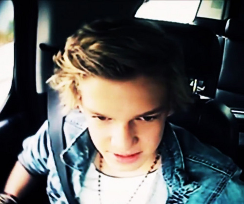 Simpsonizer ~
I like the good music (CS, Michael Jackson,. Usher, Ne-yo, Chris Brown, Rihanna..)
The good singers :D I'm happy i like my life (: