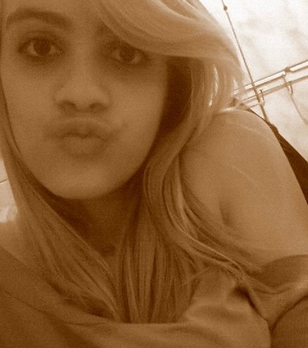     ,, Me #critique , me #jugue . afinaL quem incomoda sempre , causa #inveja ((=