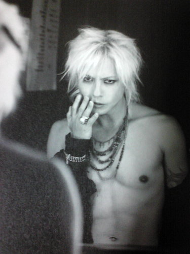 pasukoly's profile picture. 目覚めたのは遅いけどVAMPS　L`Arc　HYDEさんに毎日癒されてます　頭の中はどっぷりハイ様　ややこしいけどhideも好き～　呑むこと本読むことぶらぶら散歩に豚汁好き　ダイエットが永遠のテーマだな　４人ママ　気まぐれにしか出没しませんが気軽にフォロよろしく～♪