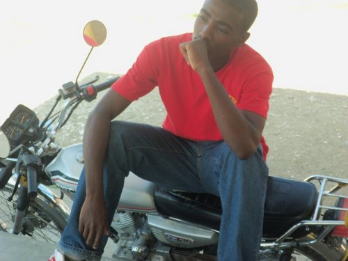 MaccadyB's profile picture. Si un muet peut raconter a un sourd ce qu'un aveugle avait vu, ben j'aimerais que vous fassiez tout afin de bien procurer votre vie...