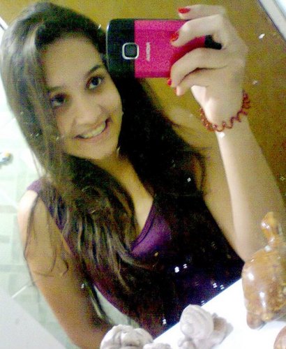 Não deixe de sonhar, não deixe de sorrir, pois não vai encontrar quem vá sorrir por ti =)