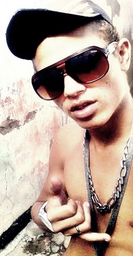 Sou um cara muito extrovertido, brincalhão mas quando eu to sem cabeça vlh nem shega perto de min viss é só isso  FODASSE A SOÇIEDADE PELO O QUE EU PENSO -'-