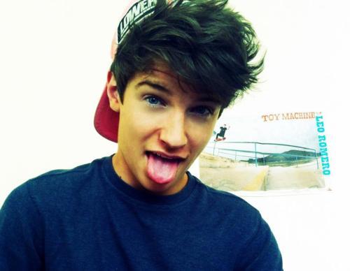 WoahDatFake's profile picture. 'Sup baby? Im just me and thats all ill ever be.