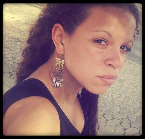 sou aquela mulher especial q vive entenssamente e gosta muita da vida