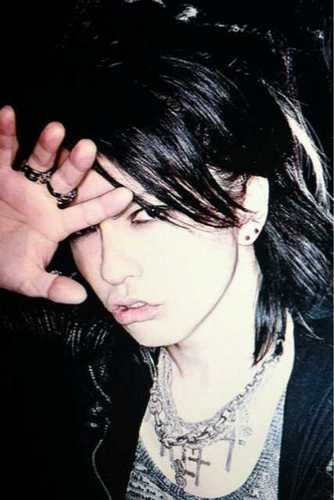 hyde様に貢ぐためだけに働いてます。全てをhyde 様に捧げます。すでに凄い所まで到達しているのに、まだまだ果敢にチャレンジするhyde様に惚れています♡ずっとついて行きます！