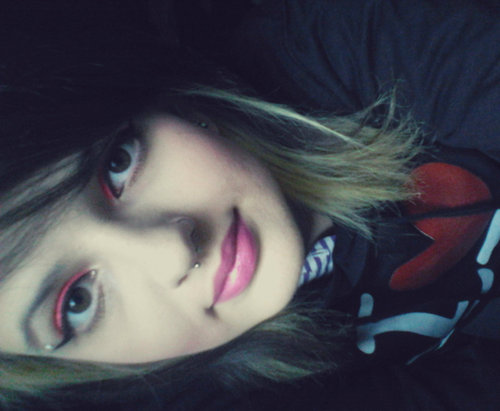 Oii, sou chata,irônica,sarcástica,imbecil,amo todo mundo,sou idiota e mto besta,falo só bobagem,sou louca,  / amo ela @_umabiscoitinha ♥ @Marianna_alvees