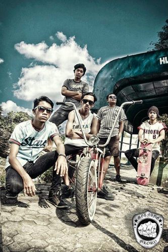 This is official twitter of MORNING GLORY 
Lead Vocal @BayuJunawan Bass and Vocal @allanpremana Guitar 1 @angs_shecosci Guitar 2 @muinMID Drum @FahmiEboue