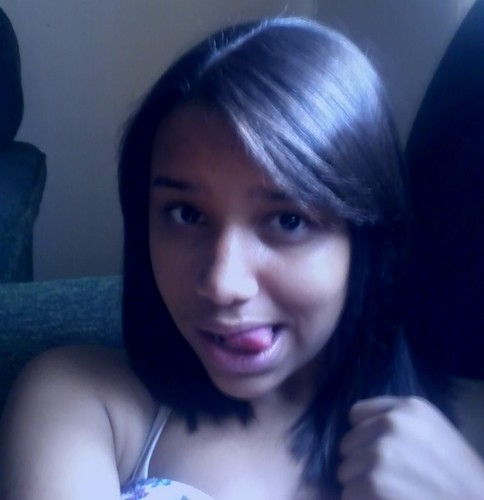 Linda, simpática, amável, amiga pra todas as horas, companheira, chatinha as vezes mas eu sou a irmã dela @nickz_martins então eu posso, te amo gatz.