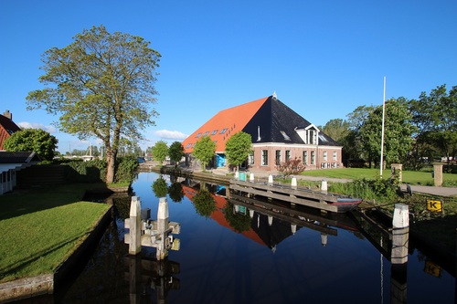 Appartementen, bed&breakfast, ligplaatsen, Havencafe en sloepen in Sneek-Friesland.Unieke locatie aan het water.Ook leuke arrangementen voor 2 tot 65 personen.