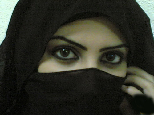 / l° آنآ كَالقمـر لستُ مِلكآ لآحد ..{