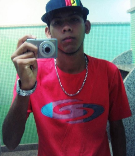 Não ligo que me olhem
da cαbeça aos pés ..
 porque nunca fαrão minhα cαbeça
 e nunca chegαrão aos meus pés!
 
          Bob Marley .