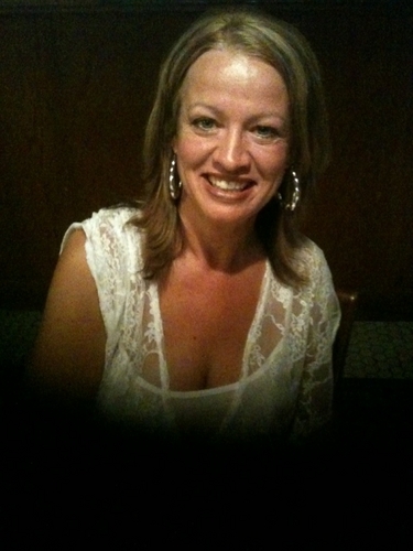 Cosmotologist, have 2 beautiful kids, love hanging with my friends