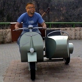 Nacido en Chipiona ( Cadiz) Mago, Profesor, Agente de Innovación local , Abogado ¿que más querés?