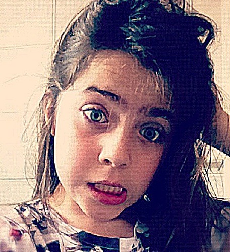 princesa (do latim = jade picon froes) seu sorriso me contagia, seu olhar me faz sorrir, ela me faz sorrir = jade.