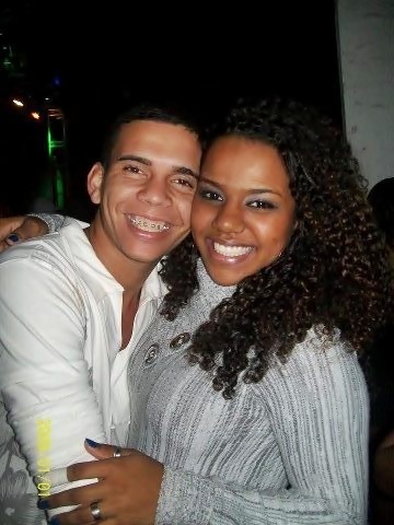 ' Se tendo quem eu amoo ao meu ladoo eu sempre seguirei em frente de cabeça erguida  , vces me dão força pra todas as horas amoo muitoo vces  s2
