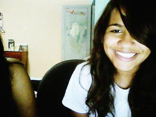 Eu? converso sozinha,
canto errado, dou risada dos meus tombos, faço palhaçadas, conto piadas sem 
graça e acho graça, converso com os animais... Segue? bb ;*