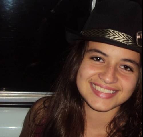 Não sou de demonstrar sentimentos, mas sou cheia deles. Eu sofro em silêncio, amo com o olhar e falo por sorrisos. *-* 
http://t.co/Vab0mtck