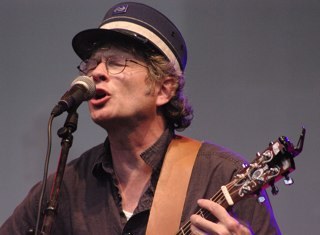 janveldman's profile picture. Geboren in Doodstil, Groningen; na allerlei scholen schrijver geworden. Toneel, film, televisie. Zingt, speelt gitaar en banjo; getrouwd, vader van 2 kinderen