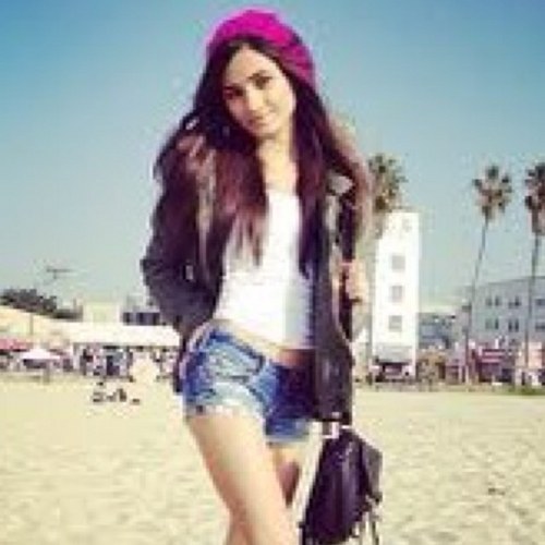 HannahThomas77's profile picture. Hannah, 15, Gryffindor, Model, Singer, Dancer... @Maisie_Thomas is my sister ||Multi RP||