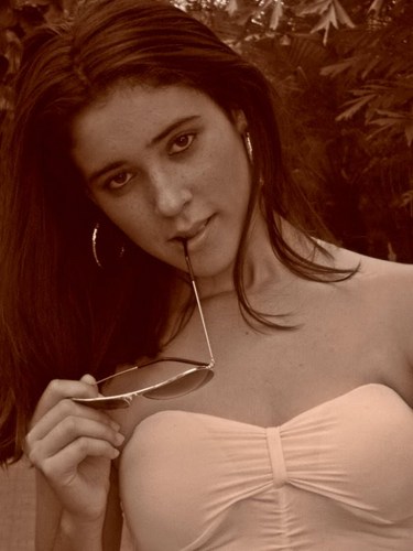 ~* αqelα qeê griitα,
αqelα qeê sente sαudαdes,
　　　αqelα qeê vive sorrindo,
aqelα qeê msm 　　　　　　errαndo tentα αprender.
　　　　　　　　　By:Mina Karioca...