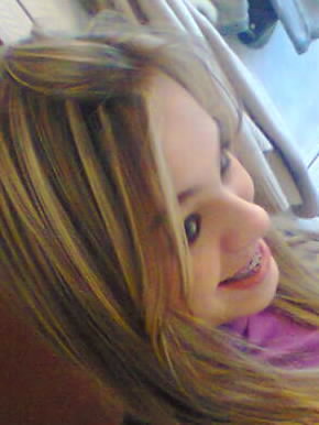 sou loira, alta, tenho olhos azuis, sou simpatica sou mt feliz, adoro meus amigos(as), sou um poco loka kk normal hihi
axo q isso é um poko de mim