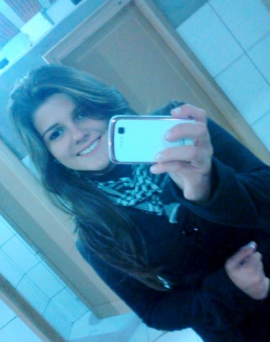 Sagitáriana , sempre de bem com a vida , odeeio gente falsa ,16,*Futebol , violão e basquete \õ , só não irrite a baixinhinha aqui vlw (y ' kk