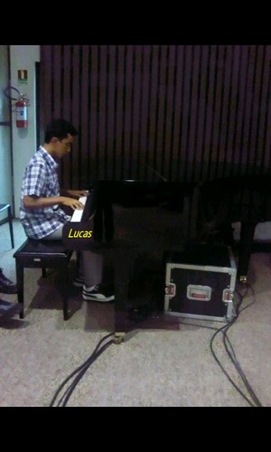 Engraçado, Chato quando quero ser !
sou muito amigoo e sou apaixonado por música !..