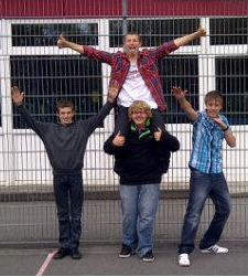 in the pic, im on the guys shoulder's!!!
Oh and i am a fan of muffins