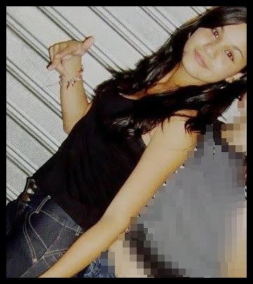 '♫♪ Quando chega no baile ela é atração
Fica descontrolada solta o tamborzão
De vestido coladinho ela desce até o chão
- Rá ela é terrível !  ♫♪