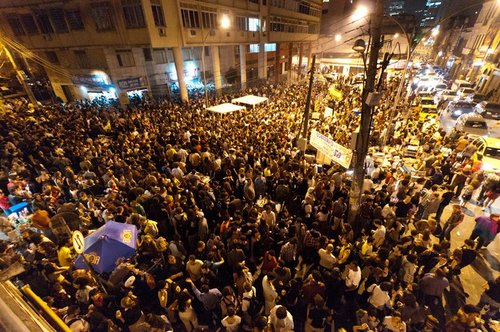 Nova Lapa Jazz, uma celebração da juventude, um encontro de idéias! Viva a arte de rua, viva o jazz jovem e quente, viva o improviso! Viva a música!