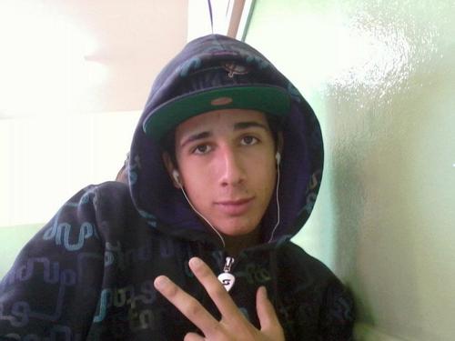 Menino que te encanta,
Garoto que te fascinaa,
Homem que te enlouquecee;  

--.-- aquele que te faz tao bem !! ;)