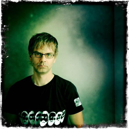 Tomieliassen's profile picture. Forfatter av novellesamlingene: Ni favner og dypere og Jeg har hørt det er fint der. Tvillingpappa, lærer, menneske.