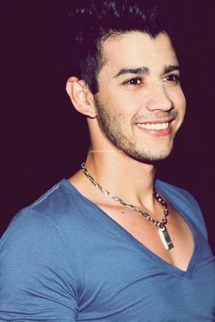 com ele aprendi que nunca devemos desistir e que o amor sempre estar aki no coração @Gusttavo_Lima