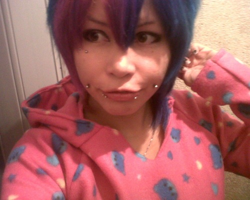 ~Another Descendant ~ visual kei ~vocals ~ Female ~ @KuroAmeOfficial ~ @Terumi_KuroAme