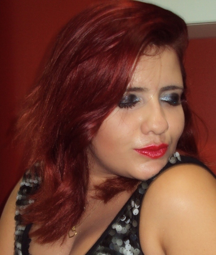 Jornalista, ruiva, atriz, cantora, palhaça.
