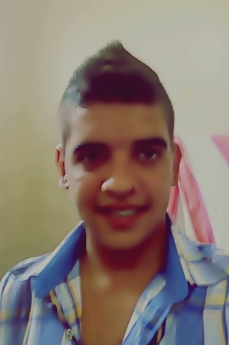 Sou um grande sonhador que se aventura nas fases da vida, as vezes sou poeta, outras vezes sou como o silêncio que habita a noite, vazio e sem rumo..