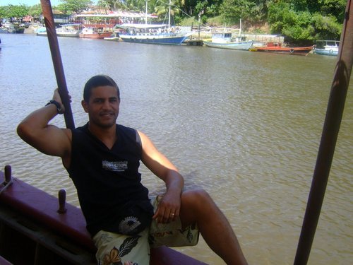 MUITO BEM CASADO COM ANDRÉA NORONHA, JUNTOS TEMOS UM LINDO FILHO MUITO ABENÇOADO POR DEUS E SEU NOME É ARTHUR NORONHA.