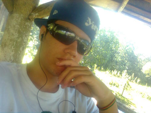 ''Quem quiser vencer na vida deve fazer como os seus sábios: mesmo com a alma partida, ter um sorriso nos lábios.''