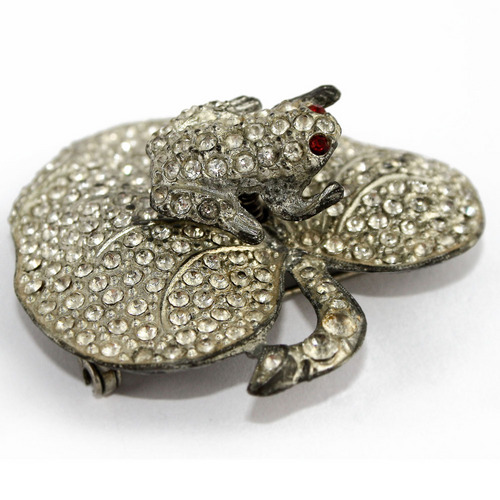I Love Vintage jewelry. My Etsy shop is focused on affordable vintage jewelry with an emphasis on brooches. http://t.co/qbvFs88C