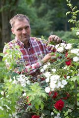 Voorzitter Vakgroep van Erfgoedhoveniers / Mede-eigenaar Debie & Verkuijl tuin- en parkrestauratie / bevlogen kok / moestuinfanaat