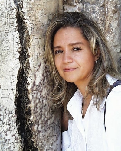Redactora de las siguientes revistas: DARTES, POR EL SENDERO DEL BRAVO, MAJESTUOSIDAD EQUINA. Corresponsal para Colombia de A MI MANERA (radio)EL RINCON TAURINO