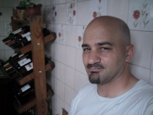 Disfruto mis horas sin pedir permiso ni preguntar por qué. Pizza va con fainá, asado con malbec, y mi alma va con banda roja. Papá nuevo.
