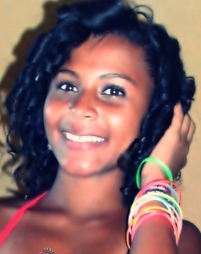 Hoje o que eu quero é só sorrir , meu coração blindado limita as palavras que podem atingir !♪ ( Projota.s2*)