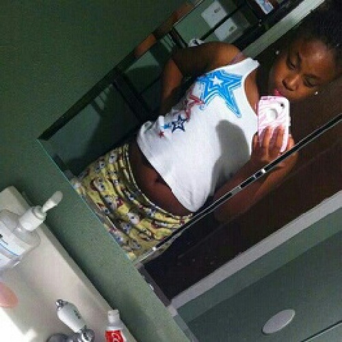 - fCk a bio ,&& follow a pretty Feee && i'll follow bCk :) 
  PEACEEE .