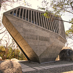 Un espacio arquitectonico rodeado de naturaleza que subraya la tranquilidad y la armonia con su entorno.