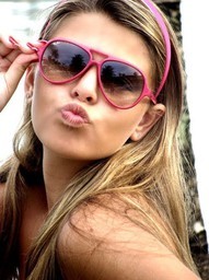 Sou ciumenta, boba, insegura, romântica, chorona, mandona, orgulhosa, irônica, sonhadora, exagerada e dramática. Gostou? *-*