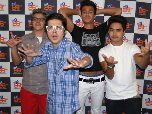 Since:18/02/11 Fco feito para homegiar os meninos da @rockrestart! Oficializado pelo @pelanzarestart dia 27/02 as 17:47 e pelo @thomasrestart dia 03/04 as 17:25