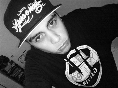Um Pinguim,  CORINTHIANO , namorado da @___vivis -q , e Papai do Diego own-q :$